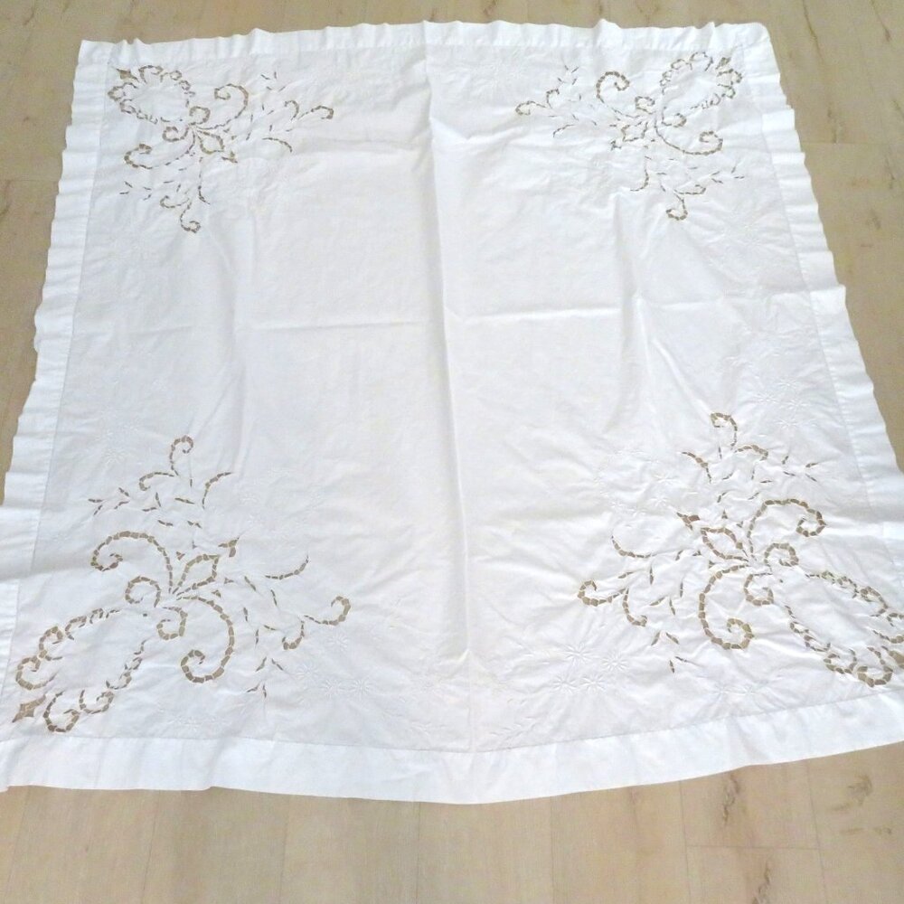 Vintage White Cotton Battenburg Lace Embroidered Cutwork Tablecloth Floral Desig